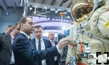 Thủ tướng Nga Dmitri Medvedev xem trang phục mới dành cho phi hành gia. Ảnh: Rostec.