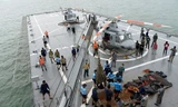 Hải quân Indonesia trục vớt các thi thể nạn nhân thiệt mạng và đưa lên tàu KRI Banda Aceh. Tổng số nạn nhân trên chuyến vay QZ8501 được tìm thấy tính đến hôm nay là 30 người. Ảnh: Reuters.
