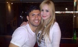 Sergio Aguero đang tìm mọi cách để trói người đẹp biết hát Karina Tejeda.