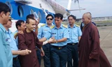 Máy bay của Trung đoàn không quân 917 đưa Đại đức Thích Thánh Thành, trụ trì chùa Song Tử Tây, huyện đảo Trường Sa (Khánh Hòa), bị bệnh nặng về đến sân bay Phan Rang. Ảnh: T.Đ. 