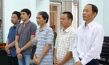 Các bị cáo (từ trái qua) Vũ Anh Trung, Trần Lệ Kiên, Nguyễn Hồng Hà, Luân Văn Nam, Nguyễn Thành Trung.