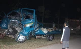 Chiếc xe tải biển kiểm soát 43C – 075.71 bị hư hỏng hoàn toàn sau cú đấu đầu kinh hoàng.