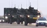 Xe quân sự Mỹ rầm rộ diễu hành ngay trước 'cửa nhà' Nga