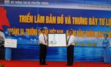 Bộ Thông tin và Truyền thông trao tặng các tư liệu, bản đồ về Hoàng Sa, Trường Sa tại Triển lãm cho tỉnh Thanh Hóa.