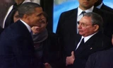 Tổng thống Mỹ Barack Obama và Chủ tịch Cuba Raul Castro đã bắt tay nhau. Nguồn: AP.