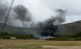 Khói bốc lên từ hiện trường vụ tai nạn. Ảnh: Hawaii News Now.