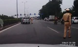 Ôtô 'đánh võng' qua 3 cảnh sát giao thông rồi chạy trốn