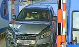 Sau khi gây tai nạn, tài xế xe Audi đã bỏ chạy khỏi hiện trường và bị camera trạm thu phí ghi lại.