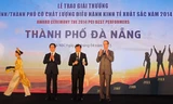 Ông Huỳnh Đức Thơ, Chủ tịch TP Đà Nẵng (ở giữa) nhận kỷ niệm chương cho giải thưởng địa phương có chất lượng điều hành kinh tế xuất sắc năm 2014. Ảnh: Phạm Anh.