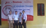 Ông Vũ Trung Thông, Giám đốc đối ngoại và Hỗ trợ kinh doanh Cty Prudential (đeo cà vạt) và nhà báo Trần Thanh Lâm, Phó Tổng biên tập báo Tiền Phong (thứ 2, bên trái) tại Lễ khánh thành nhà cựu TNXP Nguyễn Thị Lý. Ảnh: K.N.