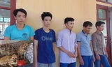 5 đối tượng Lê Văn Đảo, Trần Đình Tính, Nguyễn Ngọc Luận, Chu Văn Thành, Lê Ngọc Đông (từ trái qua phải) và tang vật thu giữ được.Ảnh: Công an Thanh Hóa.