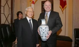 Tổng Bí thư Nguyễn Phú Trọng tặng quà lưu niệm cho Thượng Nghị sĩ Hoa Kỳ John McCain. Ảnh: TTXVN.