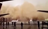Bão cát kinh hoàng 'nuốt chửng' máy bay trên đường băng