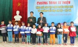 Thiếu tá Lê Quang Hòa, Trợ lý thanh niên Tập đoàn Viễn thông quân đội và Phó Bí thư thường trực Tỉnh Đoàn Hà Tĩnh Nguyễn Thế Hoàn trao quà động viên các em học sinh nghèo học giỏi. Ảnh. Nguyễn Minh.