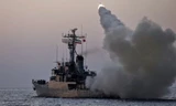 Tàu hộ tống lớp Bayandor của Hải quân Iran đang phóng tên lửa hành trình chống tàu tầm xa Noor.