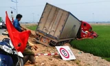 Hiện trường vụ tai nạn xe container tông gãy cột điện, biển báo rồi lao xuống ruộng lúa.