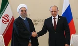 Tổng thống Nga Vladimir Putin (phải) trong cuộc gặp với đồng cấp người Iran Hassan Rouhani. Ảnh: AP.