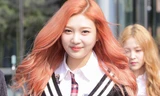 Joy (Red Velvet) điệu đà trong bộ đồng phục.