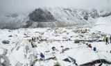 Trại xuất phát ở Everest bị chôn vùi sau trận lở tuyết. Ảnh: Reuters.