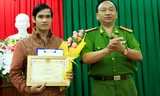 Phó Giám đốc Cảnh sát PCCC Lâm Đồng trao giấy khen cho anh Khanh.