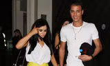 Chamakh tay trong tay với chị em nhà Howe.