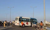 Xe khách đang chạy bất ngờ nổ lốp trước, suýt “bay” khỏi cầu
