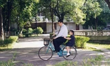 Ông Tập Cận Bình chở Tập Minh Trạch trên xe đạp tại thành phố Phúc Châu khi con gái còn nhỏ. Ảnh: Xinhua.