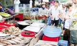 Hải sản bán rất sẵn tại các chợ nhưng tiểu thương luôn viện cớ khan hiếm để bán giá cao. Ảnh: TL.