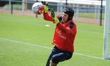 Cech trong buổi tập đầu tiên cùng đội bóng mới Arsenal.