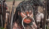Nhìn gần bộ tộc bí ẩn đeo khuyên mũi bằng răng lợn