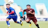 Một ngày ra mắt không mấy thành công của trung vệ Michal Nguyễn (trái). Ảnh: Quang Thắng.