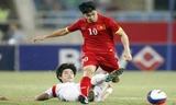 Thói quen cúi mặt đi bóng của Công Phượng trở thành một điểm yếu tại đội U.23 Việt Nam. Ảnh: Minh Hoàng.