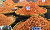 Người tiêu dùng dễ mua nhầm tôm khô đã bị tẩm hóa chất.