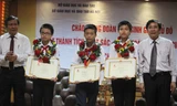 Lãnh đạo ngành giáo dục trao thưởng cho 3 học sinh giành Huy chương vàng tại sân bay.