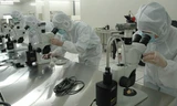 Các kỹ sư của Trung tâm Nghiên cứu và Đào tạo Thiết kế vi mạch, Đại học Quốc gia TPHCM chế tạo chip sinh học tại Khu Công nghệ cao TPHCM.
