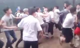 Khoảng 20 nam sinh lao vào cuộc hỗn chiến.