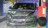 Người cầm lái chiếc xe Audi Q7 (người mặc áo đen bên phải) bị khởi tố sau khi gây tai nạn liên hoàn trên cao tốc ngày 23/8.