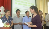 Bà Trần Kim Dung, Phó Giám đốc Chi nhánh Ngân hàng TMCP Quân đội tại Phú Thọ tặng quà cho các cựu TNXP. Ảnh: K.N.