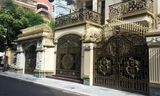 Những chiếc cổng nhôm đúc mạ đồng của ba ngôi biệt thự giống hệt nhau.