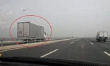 Video xe tải liều lĩnh chạy tốc độ cao ngược chiều trên cầu Nhật Tân. Nguồn video Otofun.