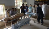 Người thân tập trung bên thi thể một nạn nhân chết vì sốc nhiệt ở thành phố Karachi, Pakistan, hôm nay. Ảnh: AFP.