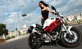 Mỹ nhân thu phục 'quỷ nhỏ' Ducati Monster 796