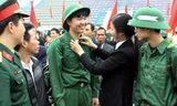 Thanh niên hăng hái lên đường nhập ngũ.