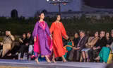 Hoa hậu Đỗ Thị Hà, Lương Thùy Linh mặc áo yếm, tự tin catwalk giữa thời tiết dưới 10 độ