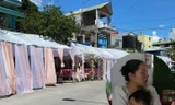 Chị Tuyết (ảnh nhỏ) cùng phông bạt tổ chức tiệc cưới theo đặt hàng của khách.