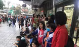 Nhiều người tháo chạy xuống sảnh khi xảy ra vụ cháy.