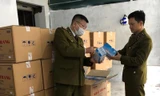 Lực lượng chức năng kiểm tra phát hiện số khẩu trang không có hóa đơn chứng từ.