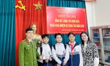Nhóm học sinh nhặt được bọc tiền trên đường đi học về