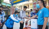Thanh niên giúp học sinh phòng, chống dịch Covid-19 khi đi học trở lại