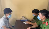 Mặc áo ngành y để 'thông chốt' đi mua ma túy 